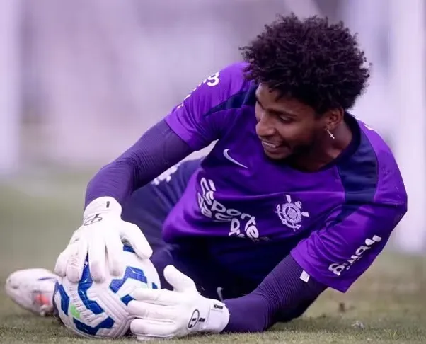 Hugo Souza treina no CT do Corinthians.