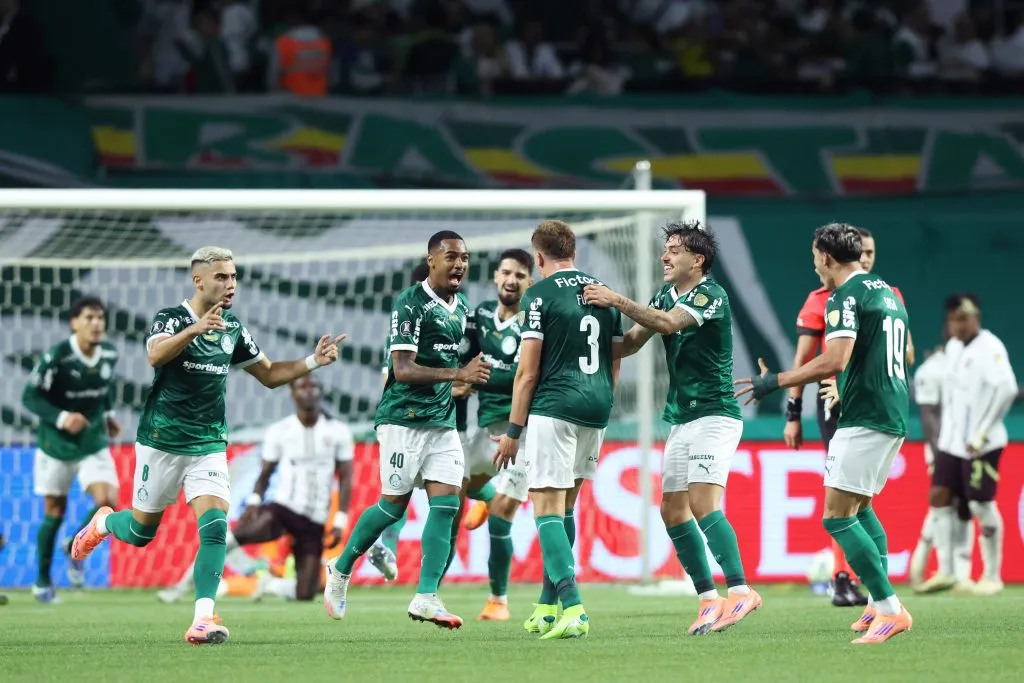 Jogadores do Palmeiras celebram gol e a classificação; (Photo by Alexandre Schneider/Getty Images)