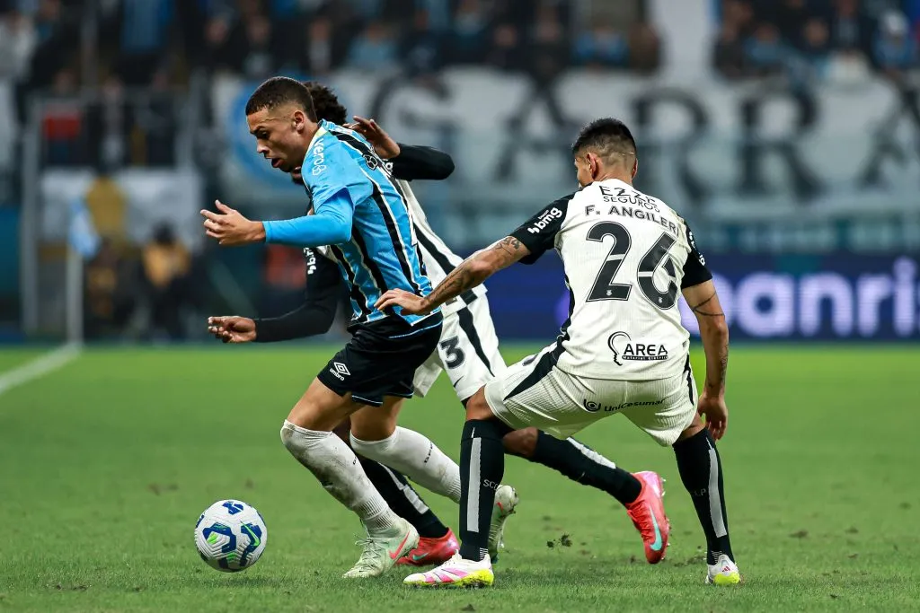 RS – PORTO ALEGRE – 12/06/2025 – BRASILEIRO A 2025, GREMIO X CORINTHIANS – Alyson Edward jogador do Gremio disputa lance com Fabrizio Angileri jogador do Corinthians durante partida no estadio Arena do Gremio pelo campeonato Brasileiro A 2025. Foto: Maxi Franzoi/AGIF