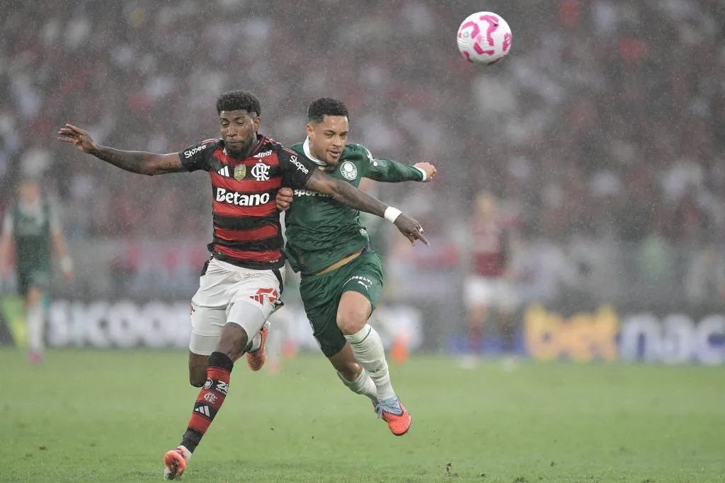 RJ – RIO DE JANEIRO – 19/10/2025 – BRASILEIRO A 2025, FLAMENGO X PALMEIRAS – Emerson Royal jogador do Flamengo disputa lance com Vitor Roque jogador do Palmeiras durante partida no estadio Maracana pelo campeonato Brasileiro A 2025. Foto: Thiago Ribeiro/AGIF