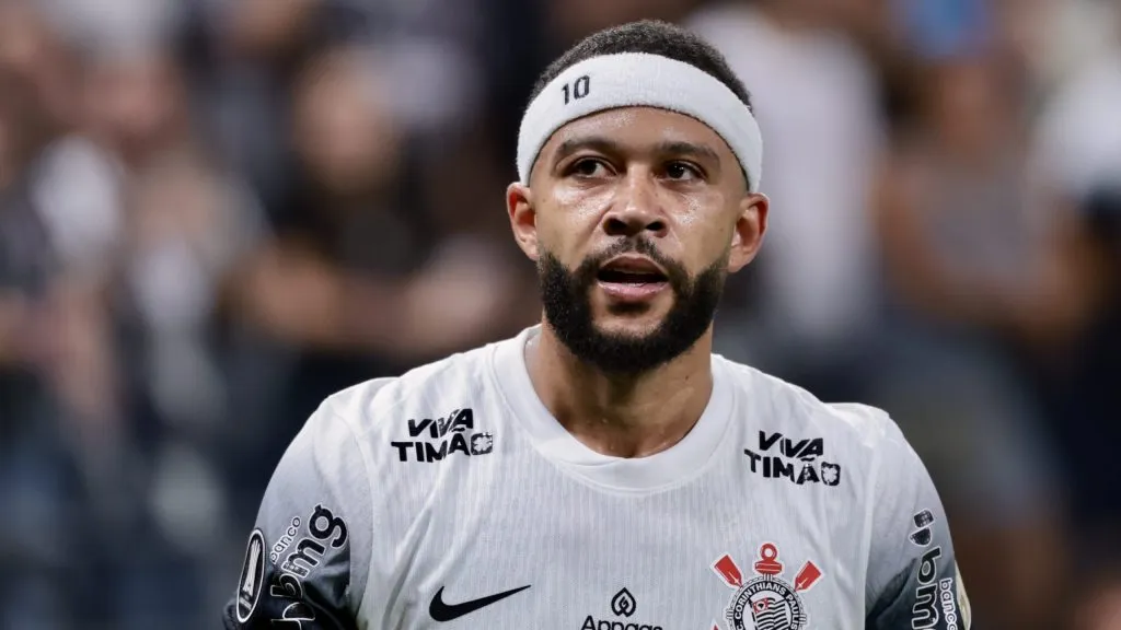 Memphis Depay durante partida pelo Corinthians. Foto: Marcello Zambrana/AGIF