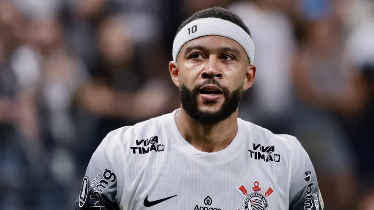 Memphis Depay em campo pelo Corinthians. Foto: Marcello Zambrana/AGIF