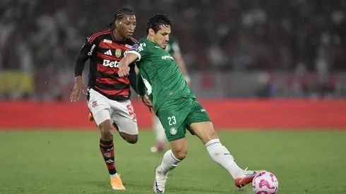 Raphael Veiga jogador do Palmeiras durante partida contra o Flamengo no estádio Maracanã pelo campeonato Brasileiro A 2025. Foto: Thiago Ribeiro/AGIF