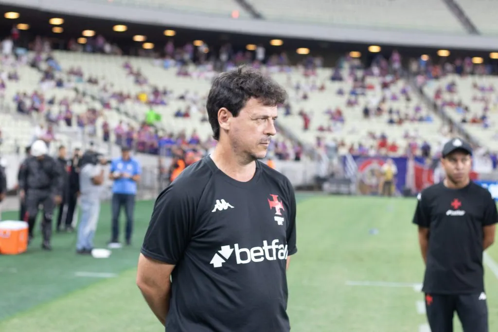 Diniz técnico do Vasco contra o Fortaleza – A 2025. Foto: Baggio Rodrigues/AGIF