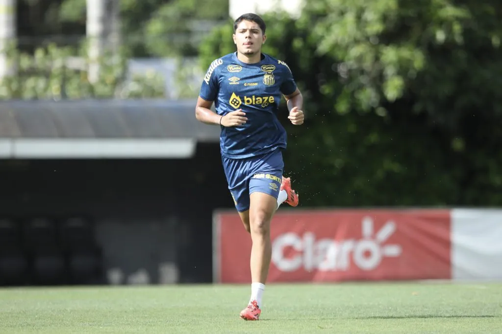 SP – SANTOS – 27/01/2025 – SANTOS, TREINO – Luca Meirelles jogador do Santos durante treino no Centro de Treinamento CT Rei Pele. Foto: Reinaldo Campos/AGIF