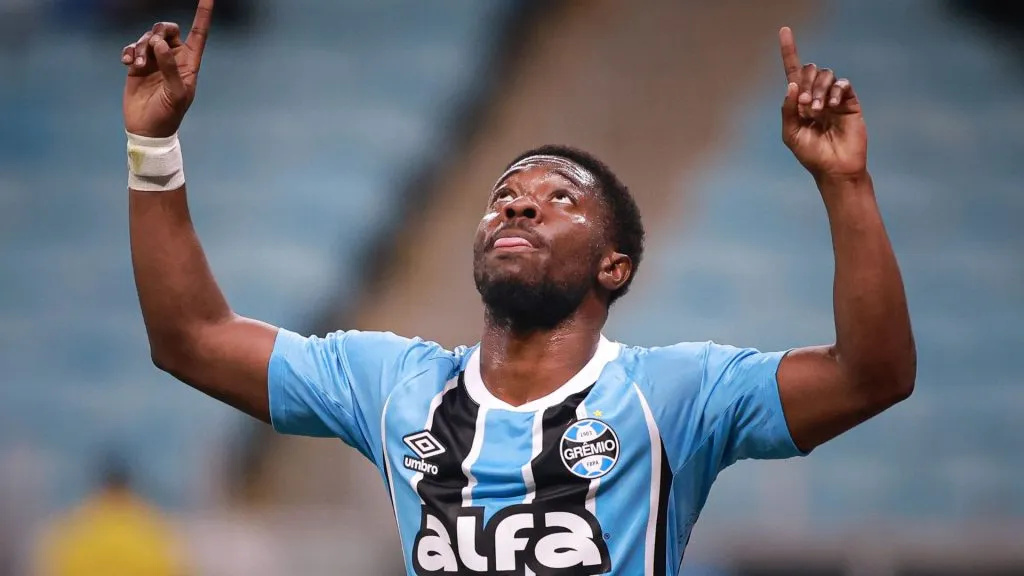 Amuzu, atacante do Grêmio