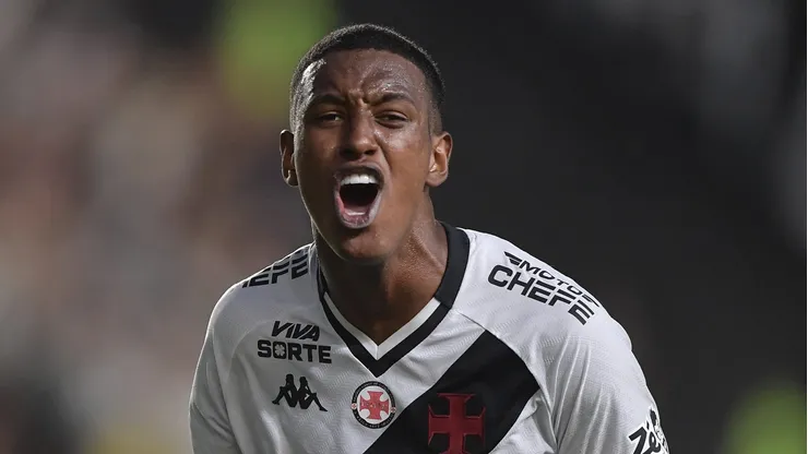 Robert Renan jogador do Vasco durante partida contra o Vitoria no estadio Sao Januario pelo campeonato Brasileiro A 2025. Foto: Thiago Ribeiro/AGIF