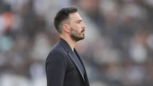 Davide Ancelotti tecnico do Botafogo durante partida contra o Santos no estadio Engenhao pelo campeonato Brasileiro A 2025. Foto: Thiago Ribeiro/AGIF