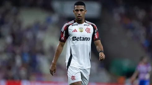 CE - FORTALEZA - 25/10/2025 - BRASILEIRO A 2025, FORTALEZA X FLAMENGO - Samuel Lino jogador do Flamengo durante partida contra o Fortaleza no estadio Arena Castelao pelo campeonato Brasileiro A 2025. Foto: Baggio Rodrigues/AGIF
