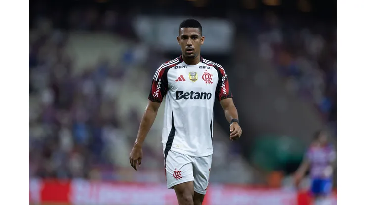 CE - FORTALEZA - 25/10/2025 - BRASILEIRO A 2025, FORTALEZA X FLAMENGO - Samuel Lino jogador do Flamengo durante partida contra o Fortaleza no estadio Arena Castelao pelo campeonato Brasileiro A 2025. Foto: Baggio Rodrigues/AGIF
