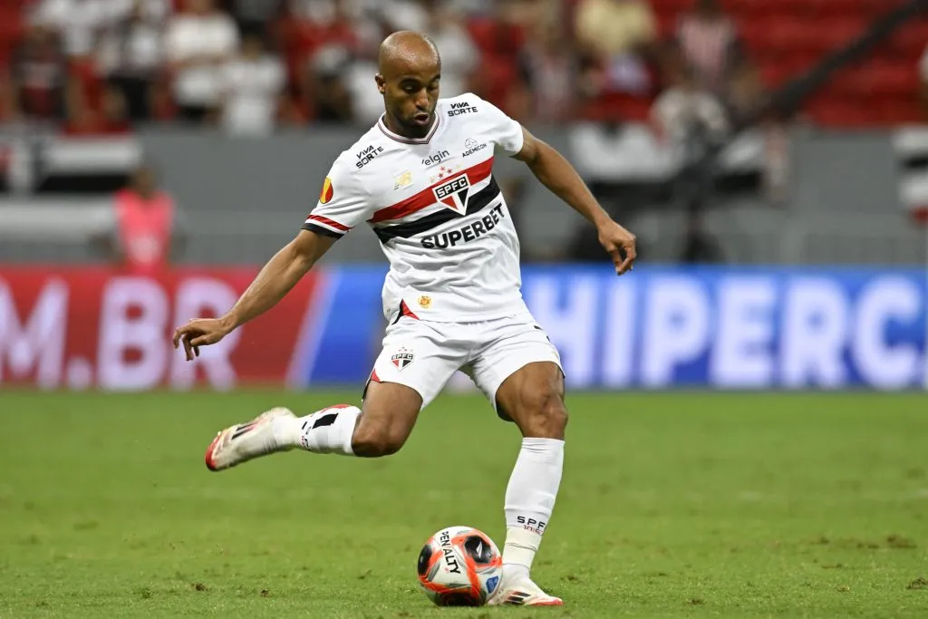 DF – BRASILIA – 13/02/2025 – PAULISTA 2025, SAO PAULO X VELO CLUBE – Lucas Moura jogador do Sao Paulo durante partida contra o Velo Clube no estadio Mane Garrincha pelo campeonato Paulista 2025. Foto: Mateus Bonomi/AGIF