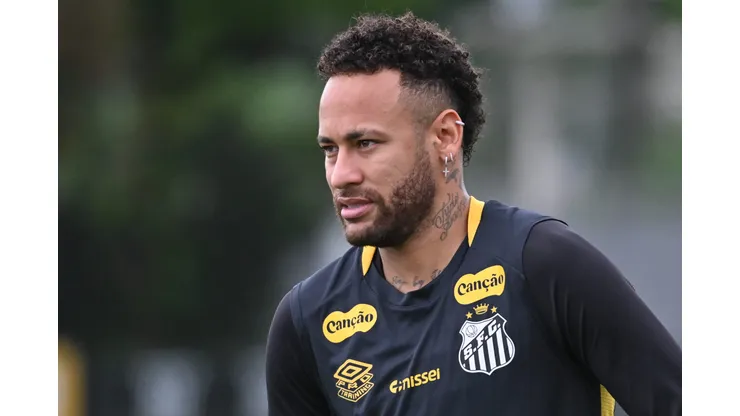 Neymar durante treinamento do Santos.