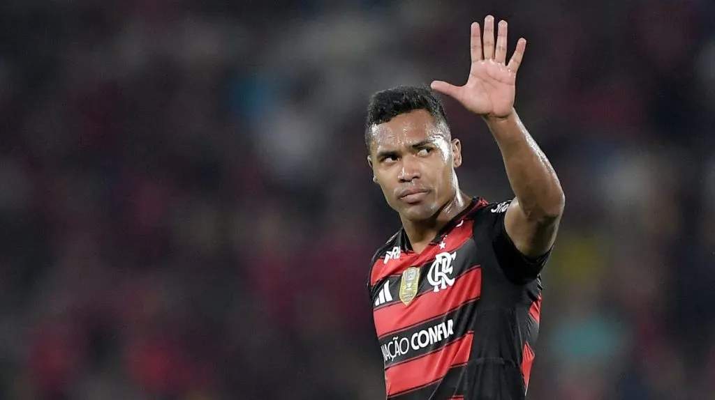 Alex Sandro em campo pelo Flamengo. Foto: Thiago Ribeiro/AGIF