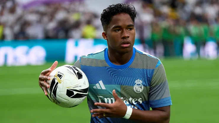 MADRID, SPAIN - OCTOBER 26: Endrick Felipe Moreira of Real Madrid warms up prior to the LaLiga EA Sports match between Real Madrid CF and FC Barcelona at Estadio Santiago Bernabeu on October 26, 2025 in Madrid, Spain. (Photo by Angel Martinez/Getty Images)