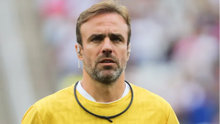 Roger Flores durante partida de futebol beneficente em 2024.