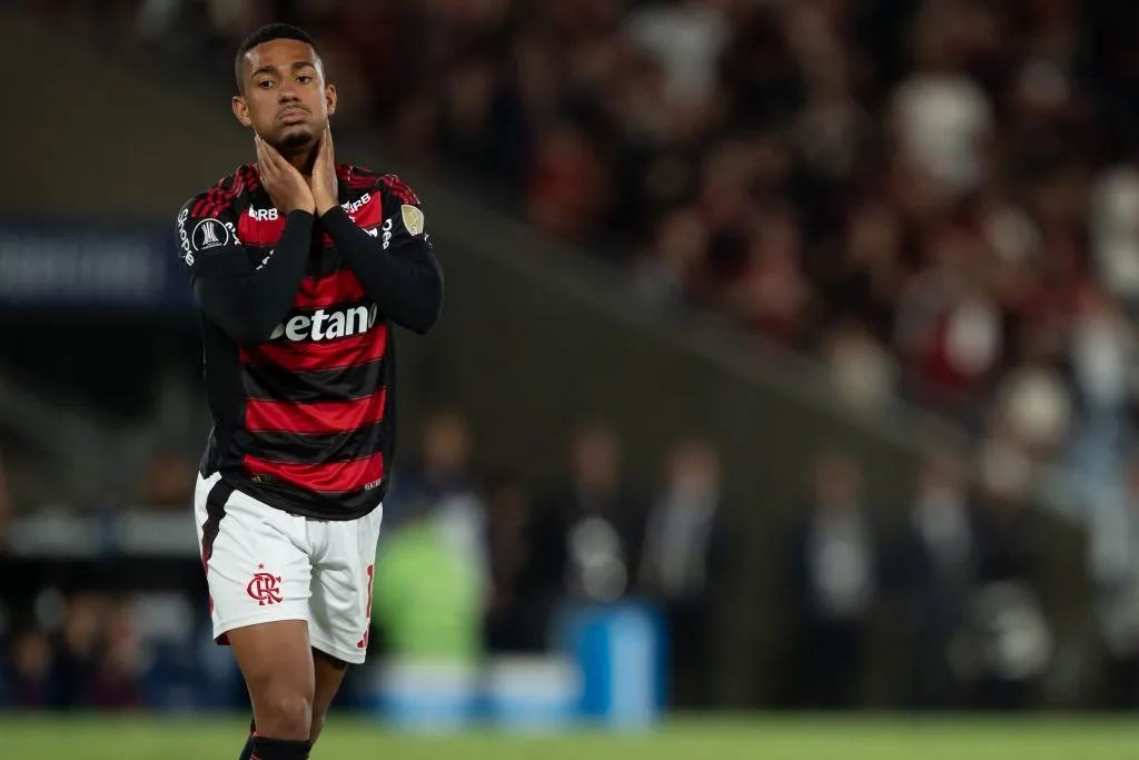 Samuel Lino jogador do Flamengo lamenta durante partida contra o Racing no estadio Maracana pelo campeonato Copa Libertadores 2025. Foto: Jorge Rodrigues/AGIF
