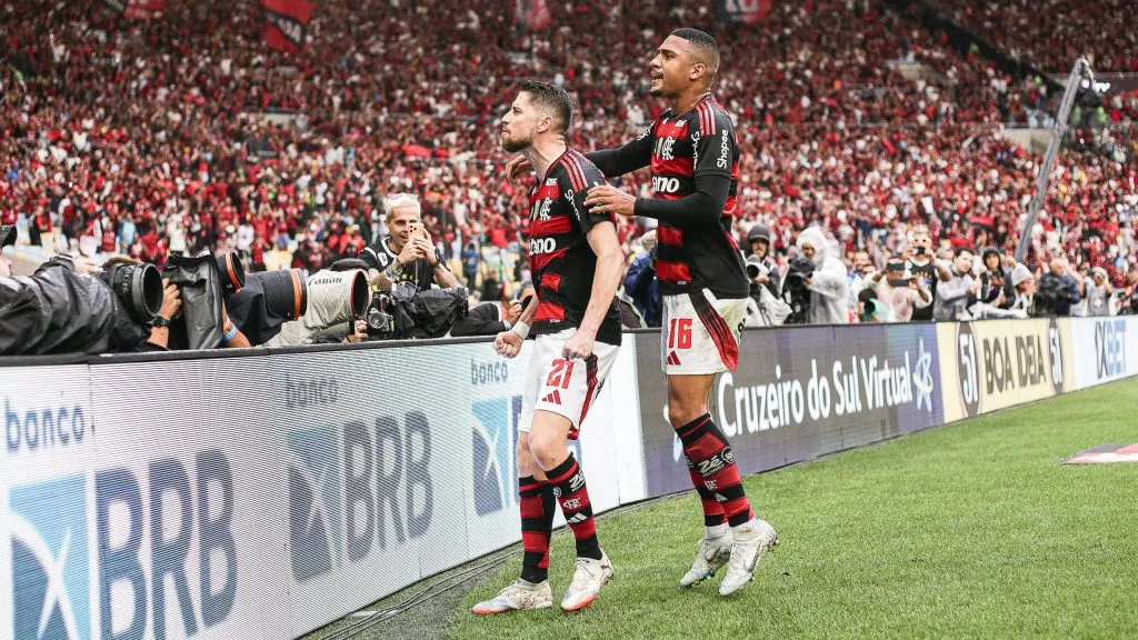 Jorginho e Samuel Lino comemorando no Maracanã. Foto: GIlvan de Souza/Flamengo
