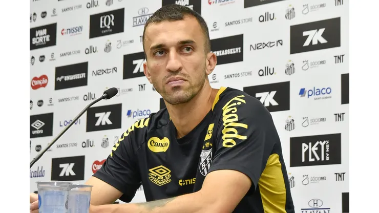João Schmidt durante entrevista coletiva no Santos.