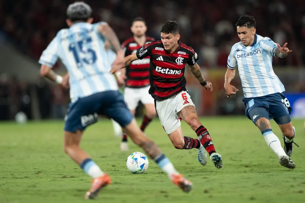 RJ – RIO DE JANEIRO – 22/10/2025 – COPA LIBERTADORES 2025, FLAMENGO X RACING – Ayrton Lucas jogador do Flamengo durante partida contra o Racing no estadio Maracana pelo campeonato Copa Libertadores 2025. Foto: Jorge Rodrigues/AGIF