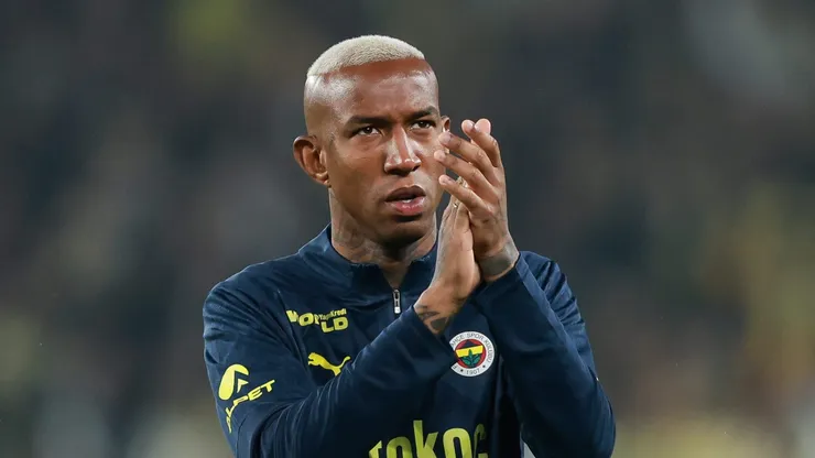 ISTANBUL, TURKEY - APRIL 2: Anderson Talisca of Fenerbahce shows appreciation to the fans prior to the Turkish Super League match between Fenerbahce and Galatasaray at Ulker Sukru Saracoglu Stadium on April 2, 2025 in Istanbul, Turkey. (Photo by Ahmad Mora/Getty Images)