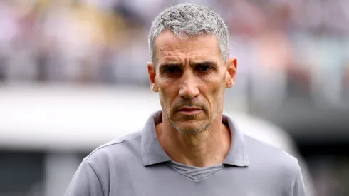 Juan Pablo Vojvoda tecnico do Santos durante partida contra o Fortaleza no estadio Vila Belmiro pelo campeonato Brasileiro A 2025. Foto: Mauricio De Souza/AGIF