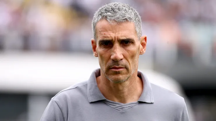 Juan Pablo Vojvoda tecnico do Santos durante partida contra o Fortaleza no estadio Vila Belmiro pelo campeonato Brasileiro A 2025. Foto: Mauricio De Souza/AGIF
