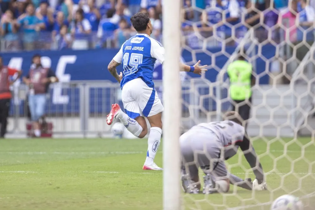 Kaio Jorge  jogador do Cruzeiro durante partida contra o Vitoria no estadio Mineirao pelo campeonato Brasileiro A 2025. Foto: Fernando Moreno/AGIF