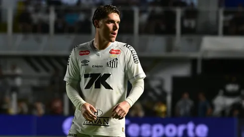 SP – SANTOS – 21/09/2025 – BRASILEIRO A 2025, SANTOS X SAO PAULO – Benjamin Rollheiser jogador do Santos durante partida contra o Sao Paulo no estadio Vila Belmiro pelo campeonato Brasileiro A 2025. Foto: Jota Erre/AGIF