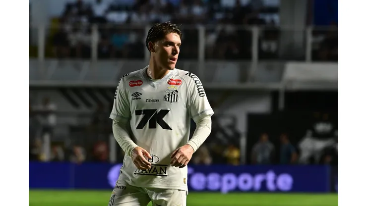 SP - SANTOS - 21/09/2025 - BRASILEIRO A 2025, SANTOS X SAO PAULO - Benjamin Rollheiser jogador do Santos durante partida contra o Sao Paulo no estadio Vila Belmiro pelo campeonato Brasileiro A 2025. Foto: Jota Erre/AGIF