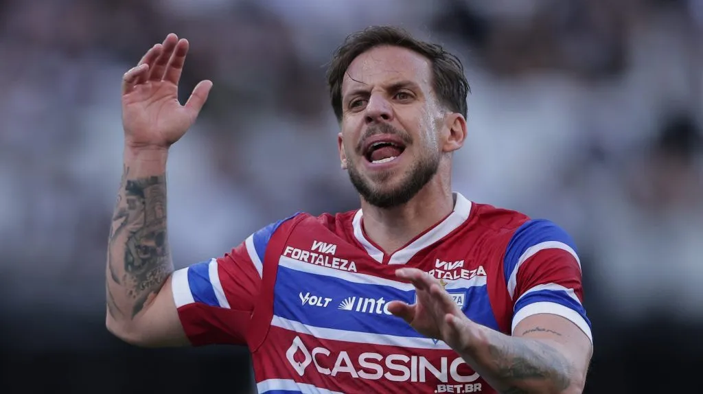 Lucas Sasha jogador do Fortaleza durante partida contra o Corinthians no estadio Arena Corinthians pelo campeonato Brasileiro A 2025. Foto: Ettore Chiereguini/AGIF
