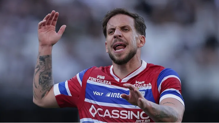 Lucas Sasha jogador do Fortaleza durante partida contra o Corinthians no estadio Arena Corinthians pelo campeonato Brasileiro A 2025. Foto: Ettore Chiereguini/AGIF