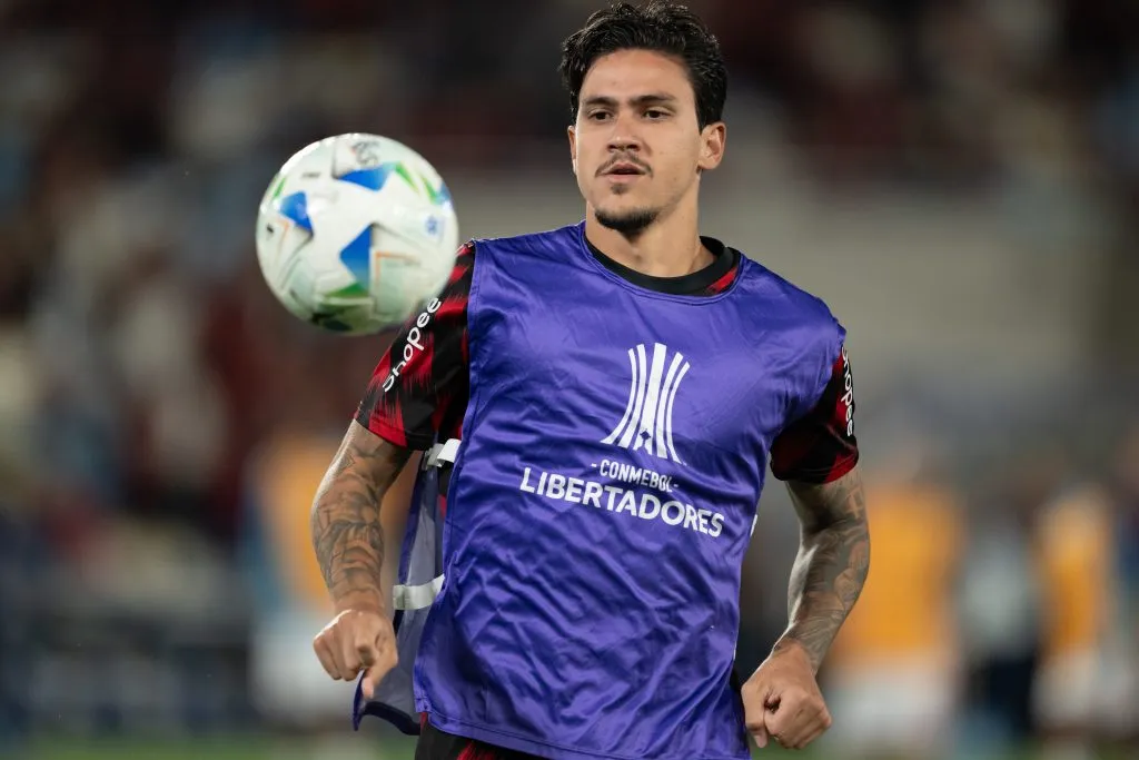 RJ – RIO DE JANEIRO – 22/10/2025 – COPA LIBERTADORES 2025, FLAMENGO X RACING – Pedro jogador do Flamengo durante aquecimento antes da partida contra o Racing no estadio Maracana pelo campeonato Copa Libertadores 2025. Foto: Jorge Rodrigues/AGIF