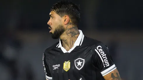 Alexander Barboza durante confronto contra o Bragantino no Brasileirão 2025.