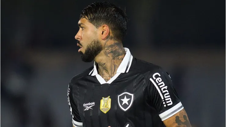 Alexander Barboza durante confronto contra o Bragantino no Brasileirão 2025.