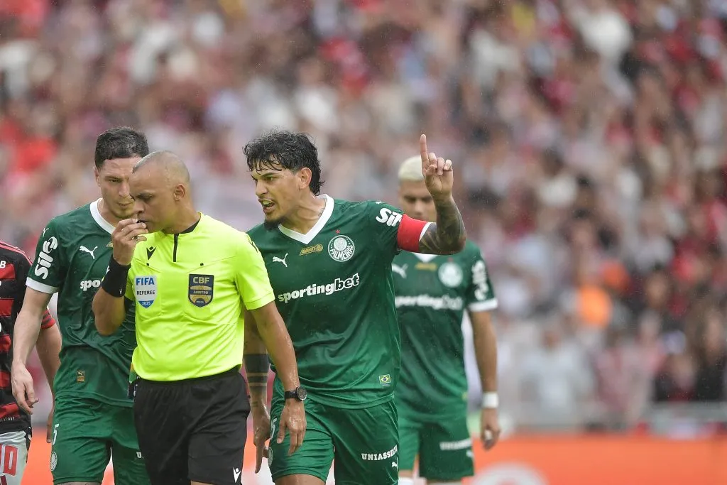 Gustavo Gomez jogador do Palmeiras reclama com a arbitragem durante partida contra o Flamengo no estAdio Maracana pelo campeonato Brasileiro A 2025. Foto: Thiago Ribeiro/AGIF