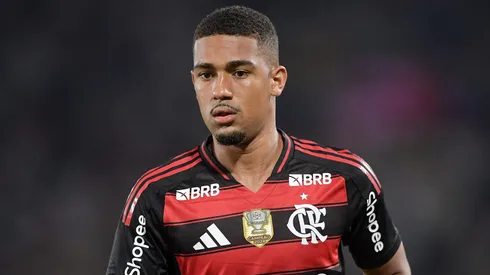 Samuel Lino durante confronto contra o Vasco no Brasileirão 2025.