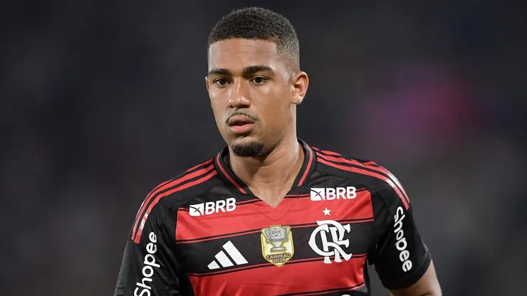 Samuel Lino durante confronto contra o Vasco no Brasileirão 2025.