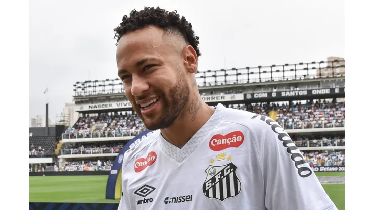 Neymar durante confronto contra o Fortaleza no Brasileirão 2025.
