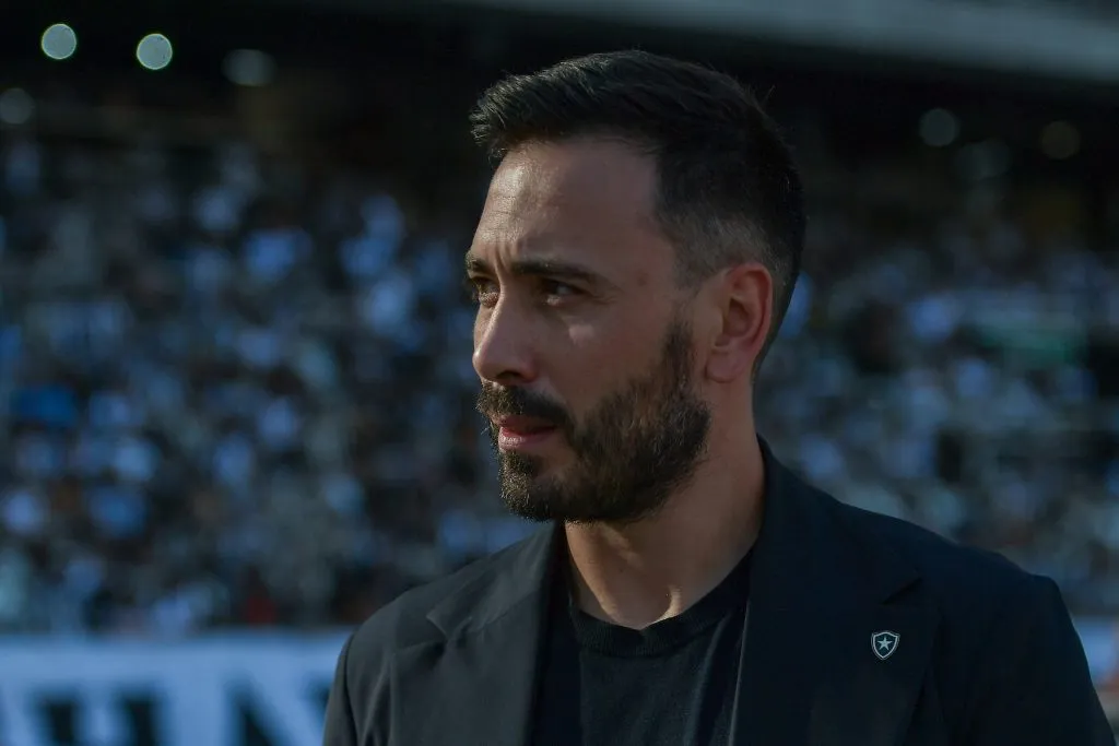 Davide Ancelotti tecnico do Botafogo durante partida contra o Santos no estadio Engenhao pelo campeonato Brasileiro A 2025. Foto: Thiago Ribeiro/AGIF