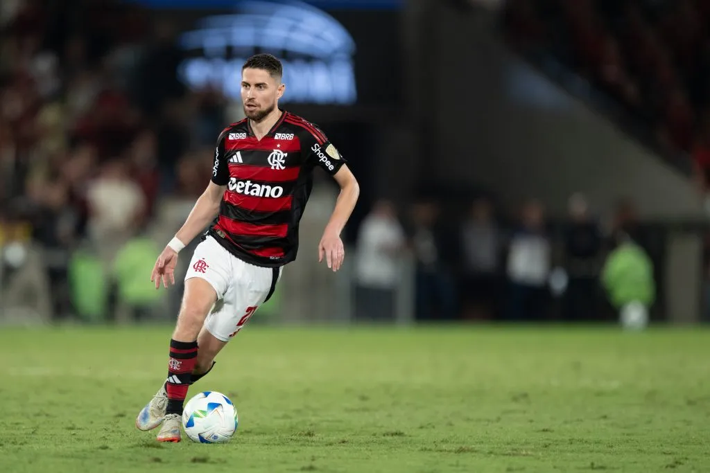 Jorginho jogador do Flamengo durante partida contra o Racing no estadio Maracana pelo campeonato Copa Libertadores 2025. Foto: Jorge Rodrigues/AGIF
