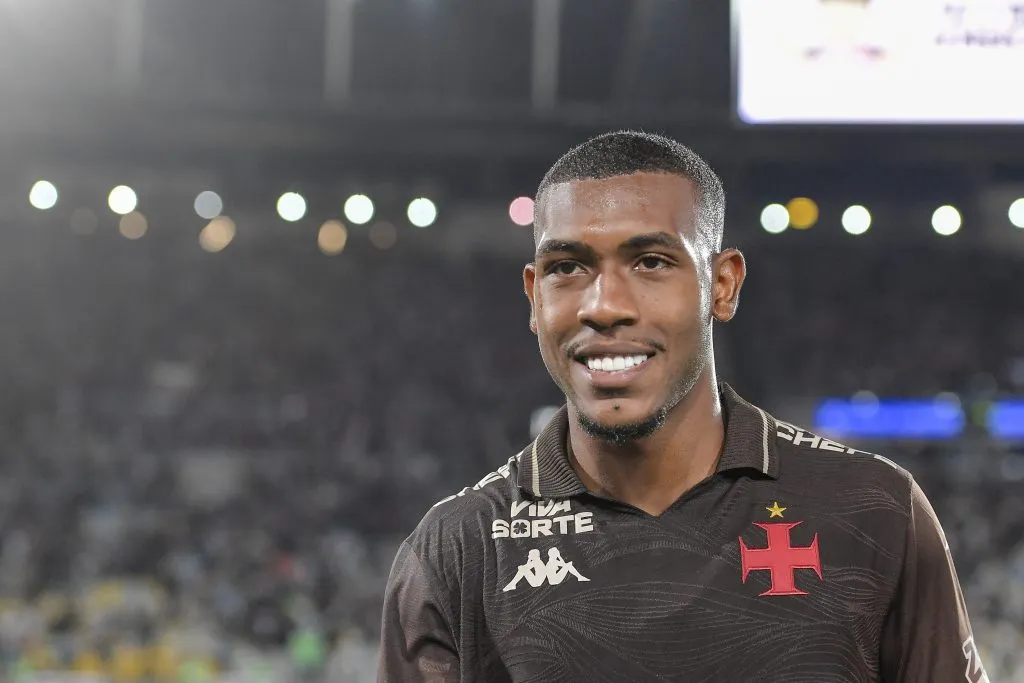 RJ – RIO DE JANEIRO – 20/10/2025 – BRASILEIRO A 2025, VASCO X FLUMINENSE – Rayan jogador do Vasco comemoram vitoria ao final da partida contra o Fluminense no estadio Maracana pelo campeonato Brasileiro A 2025. Foto: Thiago Ribeiro/AGIF