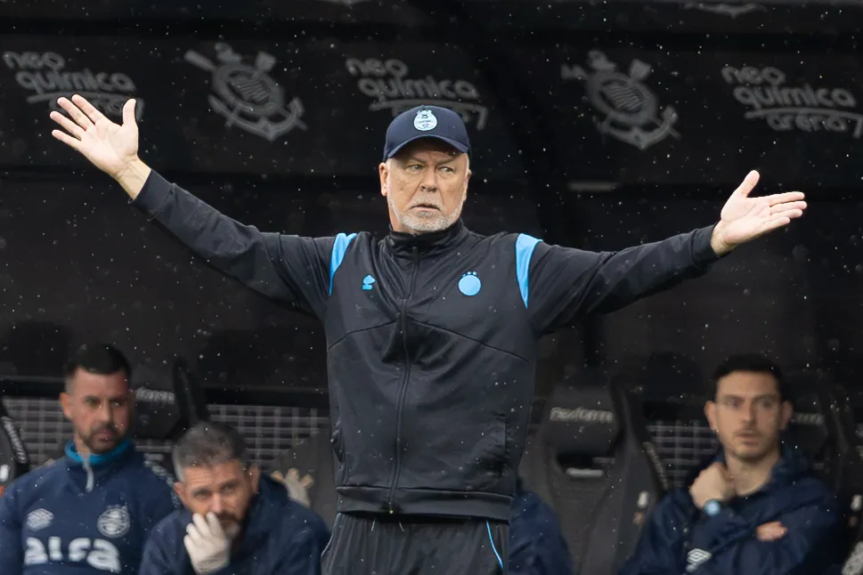 Mano Menezes durante partida contra o Corinthians no Campeonato Brasileiro de 2025. Foto: Joisel Amaral/AGIF