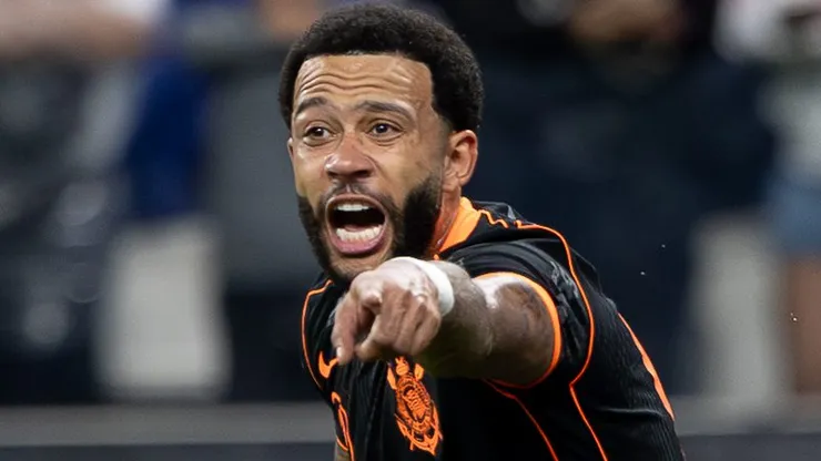 Memphis Depay durante confronto contra o Atlético-MG no Campeonato Brasileiro de 2025.