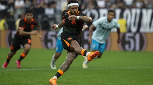 Memphis Depay em Corinthians x Grêmio pelo Brasileirão 2025. Foto: Anderson Romão/AGIF