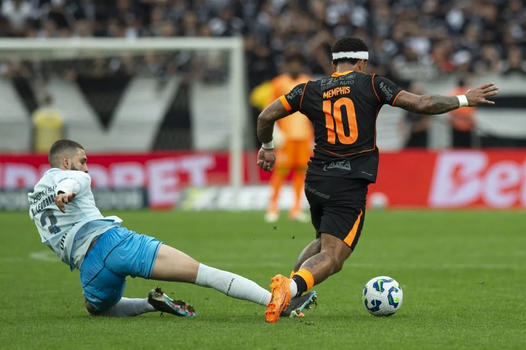 Depay jogador do Corinthians disputa lance com Gustavo Martins jogador do Gremio durante partida no estadio Arena Corinthians pelo campeonato Brasileiro A 2025. Foto: Anderson Romao/AGIF