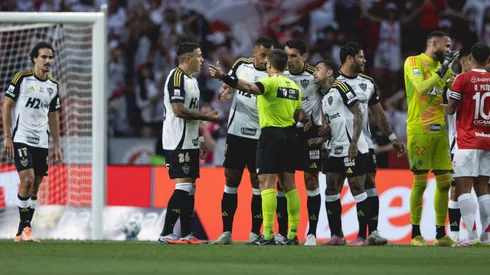 Jogadores do Atlético-MG reclamam com o árbitro Alex Gomes Stefano. Foto: Pedro Souza/Atlético