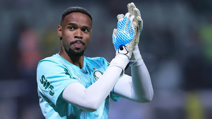 Carlos Miguel goleiro do Palmeiras durante aquecimento antes da partida contra o Sport no estadio Arena Allianz Parque pelo campeonato Brasileiro A 2025.