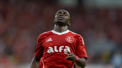 Johan Carbonero jogador do Internacional lamenta durante partida contra o Gremio no estadio Beira-Rio pelo campeonato Brasileiro A 2025.