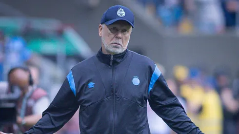 Mano Menezes durante confronto contra o Juventude no Brasileirão 2025.