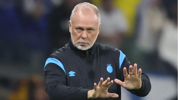 Mano Menezes evita polêmica no Grêmio ao comentar falas de Cristian Olivera